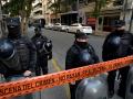 Varios policías federales custodian los exteriores de la casa de la Cristina Fernández de Kirchner en Buenos Aires