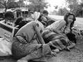 Mujeres y menores camboyanos se apiñan por miedo a los disparos de las fuerzas de los Jemeres Rojos en la carretera 5, al noroeste de Phnom Penh, el 6 de abril de 1975