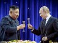 El presidente de Rusia, Vladimir Putin, brinda con su homólogo norcoreano Kim Jong Un en 2019