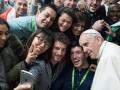 El Papa Francisco, haciéndose un selfie con un grupo de jóvenes