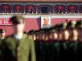 Soldados chinos montan guardia mientras una imagen del difunto líder chino Mao
