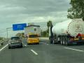 Una situación dantesca, un camión en un convoy lento adelanta a un camión cisterna