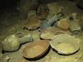Dentro de la cueva también se encontraron vasijas de cerámica y armas de bronce