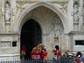 El féretro de Isabel II ha sido llevado a hombros hasta la Abadía de Westminster.