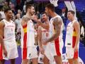 El abrazo entre dos hermanos, Juancho y Willy, en uno de los partidos del Eurobasket