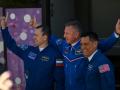 El astronauta de la NASA Frank Rubio (dcha.) y los cosmonautas rusos Sergey Prokopyev y Dmitri Petelin posan ante los medios, este miércoles