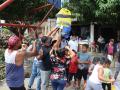 MEX4753. TAPACHULA (MÉXICO), 22/09/2022.- Varios migrantes se divierten con una piñata en el albergue Belén, en el marco de la semana del migrante y refugiado, en el municipio de Tapachula (México). La Iglesia católica inició la semana del migrante y refugiado en la región de la frontera sur de México, donde acompañarán a los indocumentados de Venezuela, Colombia, Nicaragua y de Centroamérica que cruzan los límites fronterizos con el propósito de llegar a Estados Unidos. EFE/ Juan Manuel Blanco