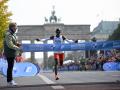 Kipchoge, justo en el momento de la entrada a meta del maratón de Berlín