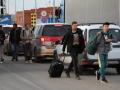 Ciudadanos rusos llegan a Kazajistán cruzando el paso fronterizo de Syrym