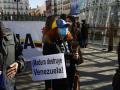 Una inmigrante venezolana protesta contra la dictadura de Maduro en la Puerta del Sol en Madrid