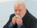 El exvicepresidente Lula besa su voto en el día de las elecciones generales de Brasil, el 2 de octubre de 2022