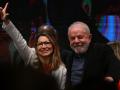 El expresidente Lula da Silva y su esposa, Janja, celebran su victoria en primera vuelta de las elecciones presidenciales en Brasil