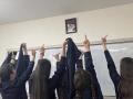 Alumnas de un instituto de Irán le hacen la peineta a los retratos de los ayatolás Jamenei y Jomeiní