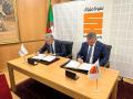 Francisco Reynés, presidente de Naturgy firma el acuerdo con el responsable de Sonatrach, Toufik Hakkar