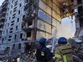Los rescatistas usan una manguera para extinguir un incendio en un edificio residencial dañado después de un ataque en Zaporiyia