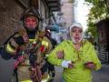 Un rescatista ayuda a una mujer herida por uno de los bombardeos rusos sobre Ucrania, este lunes