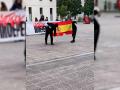 Las juventudes de Bildu queman una bandera española en Pamplona