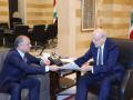 El primer ministro libanés Najib Mikati (D) recibe del vicepresidente del parlamento libanés y negociador Elias Bou Saab (Iz) la propuesta mediada por EE.UU. para demarcar la frontera marítima con Israel