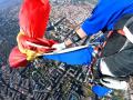 Imagen del salto de la bandera desde los ojos del paracaidista