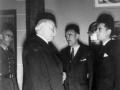 Los miembros del Comisariado General para la Reclasificación de Prisioneros de Guerra, François Mitterrand (a la derecha) y Marcel Barrois (en el centro) son recibidos en audiencia por el Mariscal Pétain el 15 de octubre de 1942
