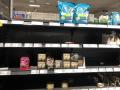 Estante de supermercado alemán semivacío