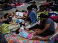 Inmigrantes de origen venezolano, incluidos niños, descansan en un refugio temporal en Ciudad de Panamá