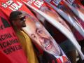 Un votante de Lula con una pancarta que muestra su cara