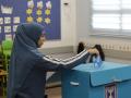 Una mujer árabe israelí vota en las elecciones parlamentarias del país, en marzo de 2020