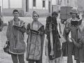 Milicianos disfrazados con vestiduras religiosas tras el saqueo de la iglesia de un pueblo en 1936
