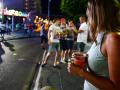 Turistas en una calle de Magaluf (Mallorca), en 2015