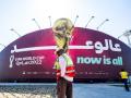 Un trabajador en Qatar, frente a uno de los grandes carteles que anuncian el Mundial