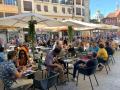 Turistas y locales disfrutan del buen tiempo en una terraza en Valencia.