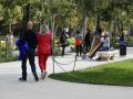 Varias personas pasean por el parque de El Retiro de Madrid, aprovechando las agradables temperaturas que se registran en la capital