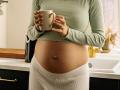 Una mujer embarazada con una taza de café