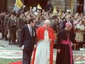 En la foto, Juan Pablo II pisa la alfombra floral realizada por el pueblo de Puenteareas en la plaza del Obradoiro. Le acompañan el arzobispo Moseñor Suquía y el alcalde de Santiago, Marcial Castro. EFE/aa