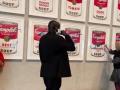 Dos activistas medioambientales vandalizan una obra de Andy Warhol