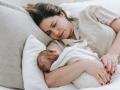 Una madre y su bebé durmiendo