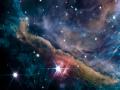 Lemaitre fue quien empezó a hablar del "huevo cósmico" o la "teoría del átomo primigenio". Fue el primero en proponer la teoría de la expansión del Universo que hoy en día se conocen como las leyes de Hubble, por el físico estadounidense Edwin Hubble. Es por esto que muchos expertos lo consideran ahora como uno de los científicos y físicos más importantes del siglo XX. "No es solo el padre del Big Bang. Creo que es el padre de la cosmología moderna", señaló John Farrell, biógrafo de Lemaitre. Ciencia y religión Es imposible entender quién era George Lemaitre y cómo cambió lo que sabemos del mundo, sin reconocer que su ciencia y su fe fueron una parte integral e inseparable de su vida. De hecho, tal y como Farrell lo presenta, su vocación por las dos cosas empezó al mismo tiempo y evolucionó en paralelo. "Desde muy temprano mostró que era precoz en matemáticas y antes de que cumpliera 10 años le dijo a sus padres que quería hacerse sacerdote", le dijo Farrell a la BBC. Peor fue su experiencia en la Primera Guerra Mundial, que lo que convenció de convertirse en sacerdote. Albert Einstein FUENTE DE LA IMAGEN,AP Pie de foto, Einstein se mostró impresionado por las idea de Lemaitre. Se cuenta que entre batallas, Lemaitre leía una copia del génesis y el trabajo del físico francés Henri Poincaré. "Conocí a varias personas que coincidieron con Lemaitre en las trincheras", contó el filósofo científico Dominic Lamberth. "Y me dijeron que era muy extraño ver a un soldado que estudiaba ecuaciones con el libro de Poncaré". Después de la guerra, el joven Lemaitre siguió sus estudios de matemática y física, y completó su preparación para ordenarse como sacerdote. El mismo año que fue ordenado, en 1923, ganó una beca para estudiar con Eddington en el observatorio de la Universidad de Cambridge. "Eddington jugó un papel importante para traer al mundo la teoría de la Relatividad (de Einstein)", explicó Mark Hurn, bibliotecario del observatorio. "Einstein era visto como una persona oscura y metafísica y no muy integrada a la comunidad científica. Pero Eddington ofreció evidencias de la relatividad". Según los expertos, el año que pasó en Cambridge fue crucial para que Lemaitre diera una respuesta a la que quizás es una de las preguntas más importantes sobre el Universo: ¿cómo se originó? Un año más tarde viajó a Harvard y al MIT, en Massachusetts, EE.UU., para terminar su doctorado. Cuando regresó a Bélgica, Lemaitre era una de las pocas personas en el mundo que tenía un conocimiento profundo de las nuevas ideas "esotéricas" de Einstein sobre física. "En la Universidad Católica de Lovaina, Lemaitre daba cursos de relatividad general y cosmología" señaló Lamberth "Lemaitre era una persona muy modesta y nunca hizo mucha publicidad de sus resultados. Por ejemplo, dio con la teoría de Hubble dos años ante que él, y durante toda su carrera, llamó a estas leyes, las leyes de Hubble". Teoría del átomo primigenio Lemaitre fue pionero en ofrecer una concepción nueva del cosmos. Y llamó a su idea la "teoría del átomo primigenio", lo que hoy conocemos como la teoría del Big Bang. Rayos cósmicos FUENTE DE LA IMAGEN,NASA La idea de Lemaitre estaba enterrada en una de las ecuaciones de Albert Einstein, pero disentía de las conclusiones que el científico alemán había sacado de su propio trabajo. "Einstein descubrió las ecuaciones de la relatividad general que definen cómo se comporta la gravedad", explicó para el programa de radio de la BBC "Stories in Sound" el sacerdote y científico John Polkinghorne. "Pero pensó que el Universo debía ser estático, que no podía cambiar. Mientras que Lemaitre concluyó que el Universo estaba cambiando todo el tiempo, que se estaba expandiendo". A partir de esa premisa el Universo tenía una historia, no era eterno. Un trabajo que contradecía la Teoría del Estado Estacionario, que también se formuló en el siglo XX. "De acuerdo con este modelo, el Universo siempre ha existido", explicó Wilkinson. "Y si bien el Universo se expande, lo hace con la creación de pequeños pedazos de materia entre las galaxias, al contrario del Big Bang, donde todo empezó a partir de una gran expansión". Con el descubrimiento de radiación en el Universo, considerada como el eco del Big Bang, el trabajo de Lemaitre allanó el camino para tener una mirada alternativo del espacio. El experimento en México que puede ayudar a resolver el misterio de "los mensajeros del espacio" Para el sacerdote Belga, el Universo estaba lleno de "fuegos artificiales". El físico supo interpretar la constante cosmológica de Einstein en la forma que la hacemos ahora: como una aspiradora de energía que permea en todo el Universo. Y de muchas maneras pudo echar un primer vistazo a la formación de galaxias y las irregularidades del Universo. También fue el primero en demostrar que la idea original de Einstein sobre que el Universo no se expande, es imposible. Solo uno Fred Hoyle Pie de foto, A pesar de ser grandes amigos, Fred Hoyle fue uno de los grandes opositores de las teorías de Lemaitre. Lemaitre coincidió con Einstein en varias ocasiones y este se mostró impresionado con las ideas del cura belga. En una ocasión, se cuenta que después de que Einstein ofreció una clase, un miembro de la prensa le preguntó cuántas personas en la audiencia pensaba habían entendido lo que había dicho. "Casi seguro que solo una", respondió el científico alemán. Lemaitre estaba en la audiencia. Pero esto no quiere decir que Einstein aceptara con los brazos abiertos que estaba errado en sus conclusiones. Sin embargo, quizás el mayor opositor a la hipótesis de Lemaitre fue el astrónomo inglés Fred Hoyle, uno de los arquitectos del modelo del Estado Estacionario. De hecho fue Hoyle quien le dio su nombre a la teoría del Big Bang en una entrevista de radio para la BBC. "Era bastante despectivo del Big Bang", contó Wilkinson. Si bien Lemaitre era tan apasionado de la ciencia como de la religión, siempre fue contrario a mezclar estas dos disciplinas en un mismo proyecto. Se resistió a la idea de que la religión jugara un papel en el desarrollo de la ciencia, incluso cuando las teoría hablaban del origen del Universo como el Big Bang. Este sacerdote pensaba que era importante mantener una separación entre las ideas científicas y las creencias religiosas sobre la creación.