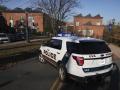 Un coche de policía bloquea el acceso a la escena del crimen donde 3 personas murieron y otras 2 resultaron heridas en los terrenos de la Universidad de Virginia