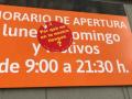 Pegatinas sobre carteles reivindicando el valenciano en Valencia