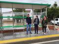 Casanueva (centro), en una de las paradas de autobús con nueva marquesina instalada en La Guijarrosa.