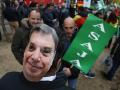 Concentración de agricultores y ganaderos de Asaja este miércoles ante la Oficina de la Comisión Europea en Madrid, en protesta por lo que consideran "ninguneo" de e esta institución hacia los verdaderos protagonistas de la agricultura europea. EFE/ Chema Moya