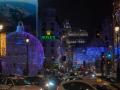 Justo un mes antes del día de Noche Buena, Lucio Blázquez, propietario del restaurante Casa Lucio, ha pulsado este jueves el botón que ha encendido los once millones de bombillas led que componen las luces de Navidad de la ciudad de Madrid
