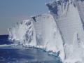 Frente de hielo en la costa antártica