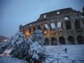 Imagen de archivo del Coliseo de Roma cubierto por la nieve