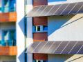 Instalar placas solares en los balcones de los edificios no es buena idea