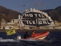 Imagen de archivo de una zódiac de Greenpeace navegando frente al hotel de El Algarrobico