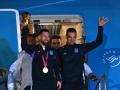 Messi y Scaloni ofrecen la Copa del Mundo a los aficionados desplazados hasta el aeropuerto de Buenos Aires