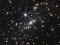 El Telescopio Espacial James Webb tomó la imagen infrarroja más profunda y nítida del Universo hasta la fecha, conocida como el primer campo profundo de Webb.