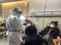 Varios enfermos reciben atención médica en Shanghái, China, el 23 de diciembre